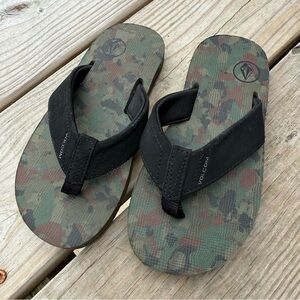NWOT kids Volcom Victor flip flop sandals - size 1